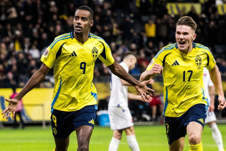 Alexander Isak and Viktor Gy&ouml;keres of Sweden celebrate 2-1 during the Nations League football match between Sweden and Slovakia on November 16, 2024 in Stockholm